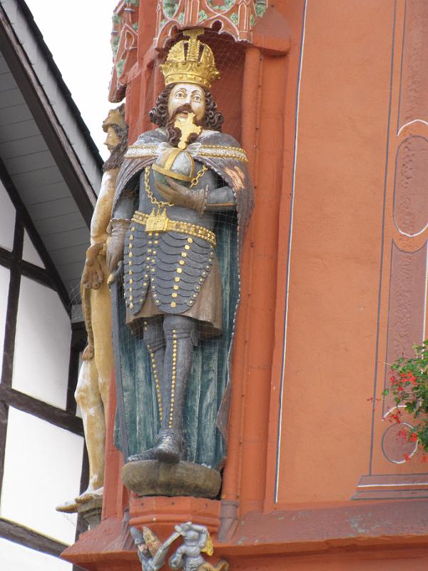 goslar_die worth_keizerfiguur2.jpg - Een groot deel van de gevel is voorzien van houten keizer beelden.